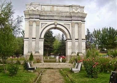 Arch of Victory طاق ظفر.jpg